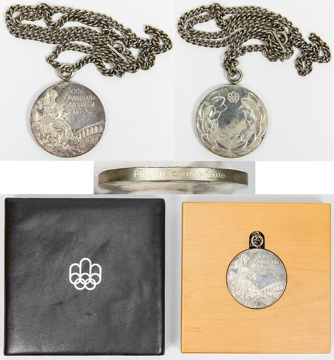 Original Silbermedaille der Olympischen Spiele Montreal 1976 für den 2.Platz im Modernen Fünfkampf von Pawel Lednjow (1943-2010; UdSSR). Mit Randgravur "Penthatlon moderne". Silber (148 Gramm), 6 cm mit original Öse und original Kette. Im original Leder-Holzetui (15,5x15,5x3,5 cm).