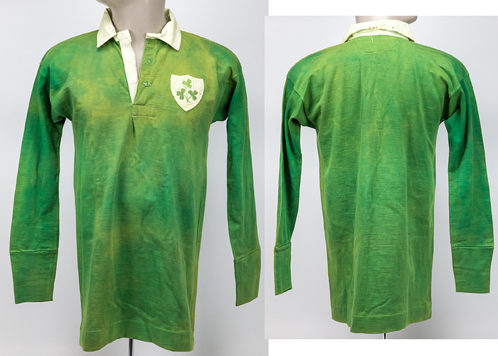 Original match worn Spielertrikot von Nordirland. Getragen in dem Länderspiel Wales v Nordirland (0:1) am 16.3.1938 in Belfast. Tauschtrikot des walisischen Nationalspieler Horace Cumer, der in diesem Spiel nicht eingesetzt wurde. Status:AAA.