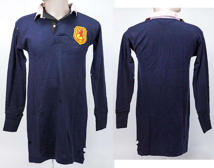 Original match Worn Spielertrikot von Schottland aus dem Spiel Wales v Scotland (2:3) am 9.11.1938. Tauschtrikot des walisischen Nationalspielers Horace Cumer, der in diesem Spiel ein Tor erzielte. Verbandslogo mit dem Schriftzug "S v W 1938 - 1939" (Scotland v Wales 1938 - 1939). Status: AAA.