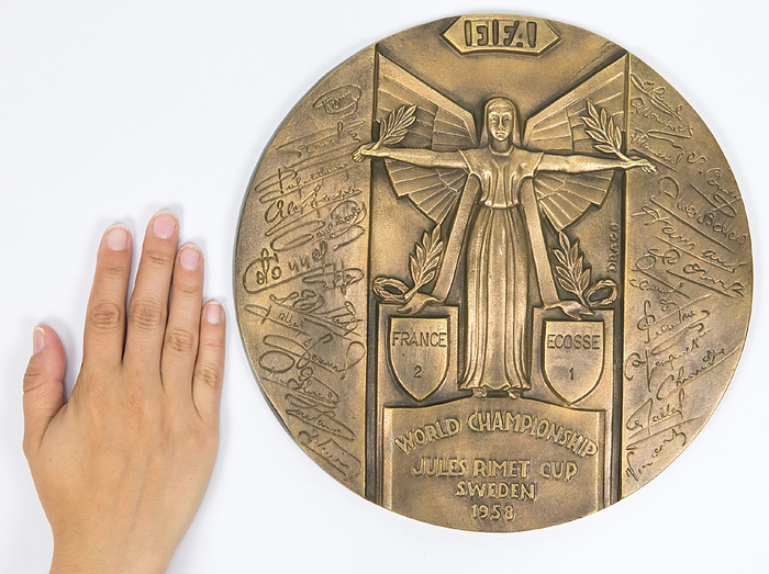 Große Erinnerungsplakette aus Frankreich für die Spiele der französischen Nationalmannschaft bei der Fußball - Weltmeisterschaft 1958 in Schweden mit der Inschrift "FIFA World Championsship Jules Rimet Cup Sweden 1958. France 2 - Ecosse 1" (Frankreich v Schottland) mit den Unterschriften (in der Platte) aller französichen Nationalspieler die am World Cup 1958 teilnahmen. Bronze (Gewicht: 2,6 kg), 25,5 cm.
