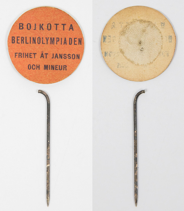 Abzeichen 1936  | Sehr seltenes schwedisches Abzeichen das für einen Boykott der Olympischen Spiele Berlin 1936 aufruft "Bojkotta Berlin Olympiaden. Friet ar Jansson och Mineur" Bedrucktes Pappschildchen mit Metallnadel, 2,5 cm.