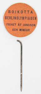 Abzeichen 1936  | Sehr seltenes schwedisches Abzeichen das für einen Boykott der Olympischen Spiele Berlin 1936 aufruft "Bojkotta Berlin Olympiaden. Friet ar Jansson och Mineur" Bedrucktes Pappschildchen mit Metallnadel, 2,5 cm. - Bild 2