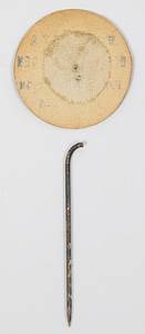 Abzeichen 1936  | Sehr seltenes schwedisches Abzeichen das für einen Boykott der Olympischen Spiele Berlin 1936 aufruft "Bojkotta Berlin Olympiaden. Friet ar Jansson och Mineur" Bedrucktes Pappschildchen mit Metallnadel, 2,5 cm. - Bild 3