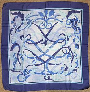 Olympic Games 1972 Hermes slk scarf - Original silk scarf "Hermes - Paris" with the Olympic rings and the inscription "Sapporo Munich 1972". Designed by Henri d'Origny. First edition 1972. 90x90 cm  --A stunning Hermès square, the "Olympics" model, created to commemorate the 1972 Olympic Games in Munich, Germany. Henri d'Origny is an iconic designer who has worked with Hermès for over five decades. He began his career at Hermès in 1971 and has been a major creative force in the design of the company's signature silk scarves, ties and watches ever since. Condition: A - Bild 2