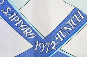 Olympic Games 1972 Hermes slk scarf - Original silk scarf "Hermes - Paris" with the Olympic rings and the inscription "Sapporo Munich 1972". Designed by Henri d'Origny. First edition 1972. 90x90 cm  --A stunning Hermès square, the "Olympics" model, created to commemorate the 1972 Olympic Games in Munich, Germany. Henri d'Origny is an iconic designer who has worked with Hermès for over five decades. He began his career at Hermès in 1971 and has been a major creative force in the design of the company's signature silk scarves, ties and watches ever since. Condition: A - Bild 3