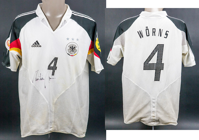 Original match worn Spielertrikot von Deutschland mit der Rückennummer 4. Getragen von Christian Wörns in einem Spiel der Fußball Europameisterschaft 2004 in Portugal. Wörns ist Vize Fußball-Europameister 1992. Mit original Autograph von Wörns auf der Vorderseite. Ungewaschen!!! Status:AAC.