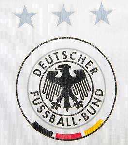 Original match worn Spielertrikot von Deutschland mit der Rückennummer 4. Getragen von Christian Wörns in einem Spiel der Fußball Europameisterschaft 2004 in Portugal. Wörns ist Vize Fußball-Europameister 1992. Mit original Autograph von Wörns auf der Vorderseite. Ungewaschen!!! Status:AAC. - Bild 4