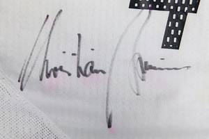 Original match worn Spielertrikot von Deutschland mit der Rückennummer 4. Getragen von Christian Wörns in einem Spiel der Fußball Europameisterschaft 2004 in Portugal. Wörns ist Vize Fußball-Europameister 1992. Mit original Autograph von Wörns auf der Vorderseite. Ungewaschen!!! Status:AAC. - Bild 9