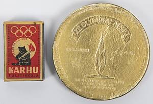 Zwei seltene Souvenirstücke für die Olympischen Spiele 1940 in Helsinki: 1) Schokoldendose bezogen mit geprägten Goldpapier und der Aufschrift "XII. Olympialaiset Helsinki 1940". Pappe 9,5x1,2 cm (ohne Inhalt). 2) Streichholzschachtel "Karhu" mit den Olympischen Ringen, Pappe 5,5x3,5x1,5 cm (ohne Inhalt). - Bild 2