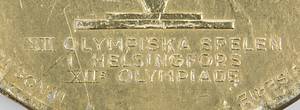Zwei seltene Souvenirstücke für die Olympischen Spiele 1940 in Helsinki: 1) Schokoldendose bezogen mit geprägten Goldpapier und der Aufschrift "XII. Olympialaiset Helsinki 1940". Pappe 9,5x1,2 cm (ohne Inhalt). 2) Streichholzschachtel "Karhu" mit den Olympischen Ringen, Pappe 5,5x3,5x1,5 cm (ohne Inhalt). - Bild 3