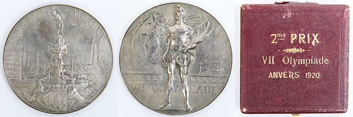 Siegermedaille 1920  | Silber-Siegermedaille von den VII. Olympischen Spielen 1920 in Antwerpen. (Entwurf von Josué Dupon) für einen 2.Platz. Mit der Aufschrift "VII Olympiade Anvers MCMXX" Silber (Gewicht: 89 Gramm), 6 cm. Im original Etui mit goldgeprägter Aufschrift "2me Prix VII Olympiade Anvers 1920".