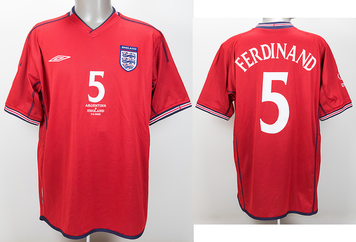 Original match worn ( issued Spielertrikot von England mit der Rückennummer 5. Getragen von Rio Ferdinand am 07.06.2002 im Gruppenspiel der Fußball Weltmeisterschaft gegen Argentinien. Argentinien - England 0:1. Status:AAC.