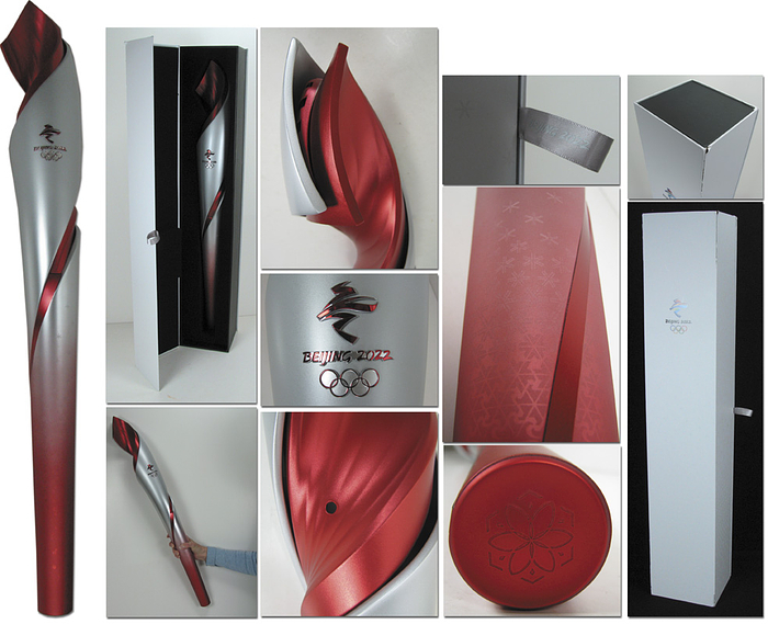 Olympiafackel 2022  | Original Olympiafackel "Flying" von den Olympischen Winterspielen Peking 2022 mit aufgesetztem Logo der Winterspiele und der Aufschrift "Beijing 2022". Desgin von "Lenovo Team". Leichtmetall, 82 cm. In original Präsentationsbox (88x16,2x16,2 cm). Dabei original Ständer für die Fackel.