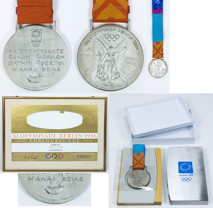 Silbermedaille für den 2.Platz im Frauenfußball bei den Olympischen Spielen Athen 2004 für Brasilien. Mit Gravur Frauen Fußball (in griechisch). Silber (ca. 140 Gramm), 6 cm mit original Seidenband. Original Box für die Siegermedaille der Olympischen Spiele Athen 2004. Holzkiste mit Kunstsoffeinlage für Medaille mit einem verchromten Metallschuber. Diese mit aufdedruckten Loge der Olympiade 2004, 18x11,5x2. In original Karton.