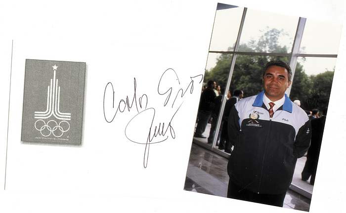 (1954-2020) Karteikarte mit original Signatur von Carlos Girón (MEX). Silbermedaille bei den Olympischen Spielen 1980 im Wasserspringen (3 m). 15x10,5 cm.