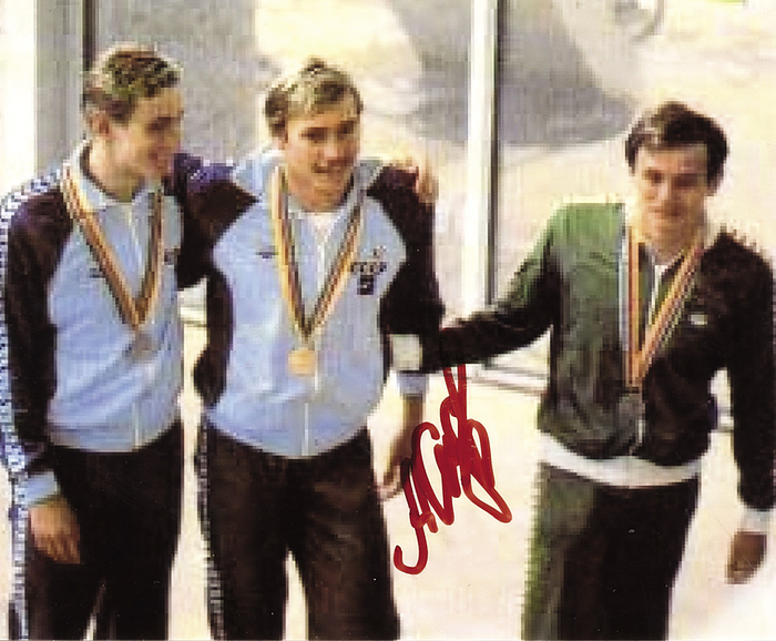 (1960-2022) Farb-Reprofoto mit original Signatur von Oleksandr Sydorenko (URS). Goldmedaille bei den Olympischen Spielen 1980 im Schwimmen über 400 m Lagen, 10,5x9 cm.