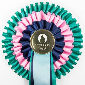 Original Siegerrosette für den 1.Platz bei den Olympischen Spielen Paris 2024 in den Reiterbewerben für die Pferde. Dreifarbige Seidenrosette im Zentrum eine goldfarbene Kunststoffplakette mit den Olympischen Ringen und der Aufschrift "Paris 2024", Durchmesser der Rosette 20 cm. Mit fünf langen Seidenbänder, ein Band mit der Aufschrift "Paris 2024", Länge: 51 cm. Rückseite mit Kunststoffhalterung zur Anbringung bei der Siegerehrung am Pferdehalfter. - Bild 4
