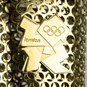 Olympiafackel 2012  | Original Fackel für den Fackellauf der Olympischen Spiele London 2012. Aluminium-Legierung mit einer Schicht aus Gold mit 8000 Löchern perforiert, Gewicht: 800 Gramm. Länge: 80 cm. - Bild 4
