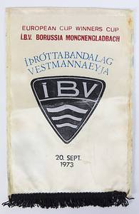 Offizieller Spielwimpel vom Europapokal der Pokalsieger 1973 vom Spiel ÍBV Vestmannaeyja v Borussia Mönchengladbach ((0:7) am 20. September 1973. Aufgedrucktes Emblem des ÍBV Vestmannaeyja und match Print. Rückseite mit den Landesfarben von Island. Seidenwimpel mit schwarzen Seidenfransen, 28x18 cm. - Bild 2