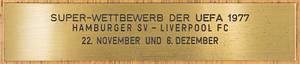 Offizielle Ehrenplakette der UEFA für den DFB anlässlich des Europapokalendspieles Landesmeister und Pokalsieger 1977 - Supercup. Große, vergoldete UEFA Logoplakette (20 cm) aufmontiert auf Holzplatte. Mit aufgesetzter gravierter Messingplakette mit der Inschrift "Super-Wettbewerb der UEFA 1977 Hamburger SV - Liverpool FC 22.November und 6.Dezember" (1:1 + 0:6). Hersteller: Huegenin, Susse. 35x28 cm. Museumstück!. - Bild 3