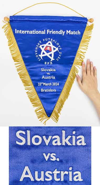 Original Tauschwimpel der Fußballnationalmannschaft der Slowakei vom Freundschaftsspiel gegen Österreich mit der aufgestickten Inschrift "International Friendly Match. Slovakia vs Austria. 23rd March 2024 Bratislava". Seidenwimpel mit Seidenfransen. Holzstange mit Holzkugeln, 50x42 cm. Bei diesem Exemplar handelt es sich um den Wimpel den die Mannschaftskapitäne im Mittelkreis vor Spielbeginn getauscht haben.