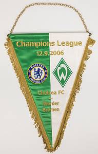 Original Spielwimpel mit golden gestickter Schrift „Champions League 12.9.2006. Chelsea FC - Werder Bremen“ mit aufgestickten Vereinsemblemen beider Teams. Seidenwimpel mit goldenen Seidenfransen, Metallkette und Metallstange. 41x28cm. - Bild 2