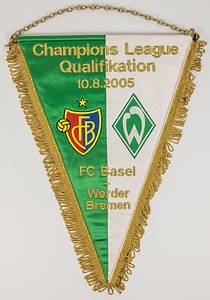 Original golden bestickter Spielwimpel „Champions League Qualifiaktion 10.8.2005. FC Basel - Werder Bremen“ mit aufgestickten Vereinsemblemen beider Teams. Seidenwimpel mit goldenen Seidenfransen, Metallkette und Metallstange. 41x28cm. - Bild 2