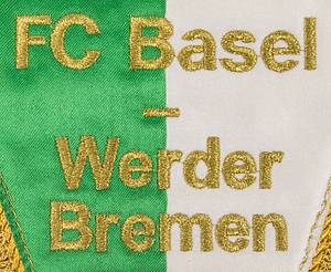 Original golden bestickter Spielwimpel „Champions League Qualifiaktion 10.8.2005. FC Basel - Werder Bremen“ mit aufgestickten Vereinsemblemen beider Teams. Seidenwimpel mit goldenen Seidenfransen, Metallkette und Metallstange. 41x28cm. - Bild 3