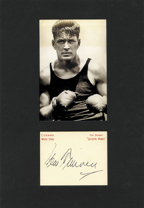 (1897-1978) original Autogramm auf Karton (9,5x7,5cm) vom Box-Weltmeister 1926-28 der USA Gene Tunney (Schwergewicht) mit eine s/w-Pressefoto unter Passepartout,30x21 cm.