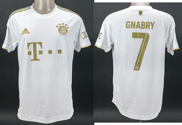 Original match worn Spielertrikot vom FC Bayern München mit der Rückennummer 7. Getragen von Serge Gnabry am 26.10.2022 im Gruppenspiel der UEFA Champions League gegen den FC Barcelona.  Barcelona - Bayern 0:3. Gnabry ist 49-facher Nationalspieler von Deutschland. Status:AAB.