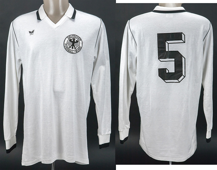 Original match worn DFB Spielertrikot mit der Rückennummer 5. Getragen in einem Freundschaftsspiel für die Deutsche Fußball Nationalmannschaft im Jaht 1980. erima-Trikot Status:ABC.