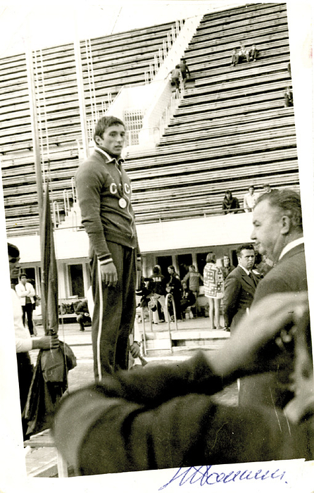 (1949-2018) S/W-Foto mit original Signatur von Nikolai Pankin (URS). Bronze Medaille bei den Olympischen Spielen 1968 im Schwimmen über 100 m Rücken, 14x9 cm.