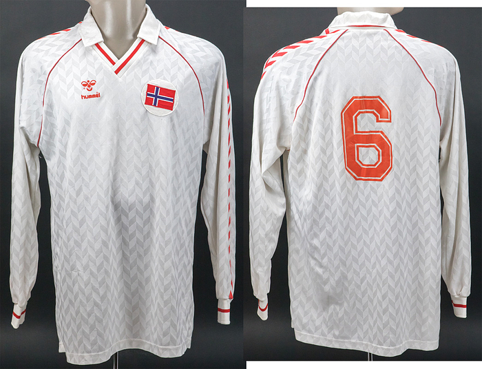 Original match worn Spielertrikot von Norwegen mit der Rückennummer 6. Getragen in einem Freundschaftsspiel für die norwegische Fußball Nationalmannschaft im Jahr 1988. Status:ABC.