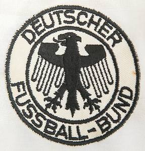 Original match worn Spielertrikot von Deutschland mit der Rückennummer 5. Getragen von Bernd Förster in einem Spiel der UEFA Fußball-Europameisterschaft 1984 für die Deutsche Nationalmannschaft; Förster ist Fußball-Europameister 1980 und Vize-Weltmeister 1982. Status:ABB. - Bild 4