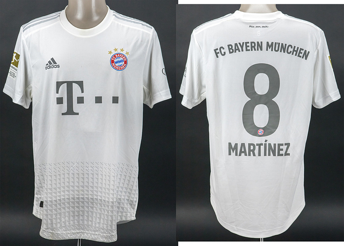 Original match worn Spielertrikot vom FC Bayern München mit der Rückennummer 8. Getragen von Javi Martinez am 18.12.2019 im Spiel der Fußball Bundesliga gegen den SC Freiburg. Freiburg - Bayern 1:3. Martinez ist Fußball Weltmeister 2010 und Europameister 2012. Status:AAB.