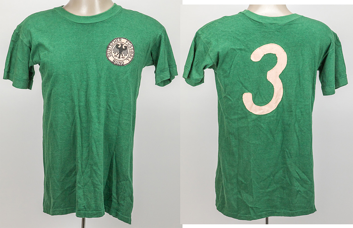 DFB - Trikot 1970  | Original match worn Spielertrikot von Deutschland mit der Rückennummer 3. Wurde vermutlich in dem U-23 Länderspiel England v Deutschland am 14.10.1970 in Leicester getragen. Status:AAA. Werner Weist schoß in diesem Spiel ein Tor, dass Trikot kommt von einem Mitspieler.