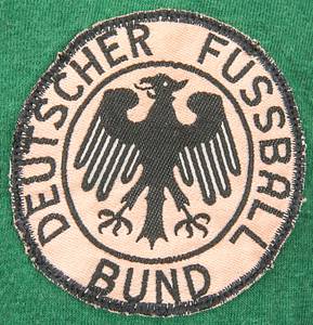 DFB - Trikot 1970  | Original match worn Spielertrikot von Deutschland mit der Rückennummer 3. Wurde vermutlich in dem U-23 Länderspiel England v Deutschland am 14.10.1970 in Leicester getragen. Status:AAA. Werner Weist schoß in diesem Spiel ein Tor, dass Trikot kommt von einem Mitspieler. - Bild 4