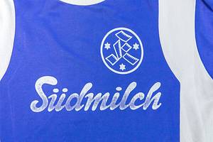 match worn football shirt Stuttgarter Kickers 70s - Original match worn / issued player shirt from the Stuttgarter Kickers with the number 13. Worn by Werner Weist in a match of the 2. Bundesliga in the 1977 / 1978 season. Status: ABA. --Long-sleeved Adidas/Erima jersey; size 7/8; club logo, Südmilch advertising, back number, and club name, all applied using the wet flocking process; jersey has been washed several times! --Jersey comes directly from the Werner Weist collection (1949-2019) - Borussia Dortmund 1968 - 1971 (72/34), Werder Bremen 1971-1977 (145/33), Stuttgarter Kickers (1977-1978; 10/1); 3x DFB U-23 1970 + 1971). The buyer receives a certificate of authenticity and confirmation from the Weist family regarding the origin of the pieces. Condition: A-B - Bild 4