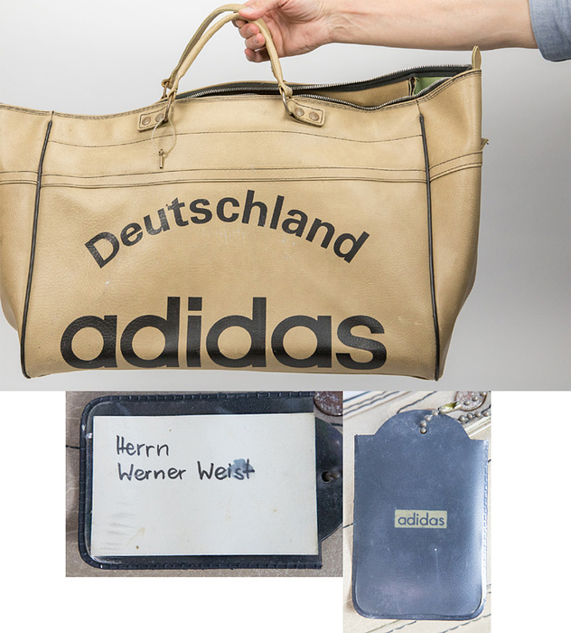 Adidas-Tasche DFB1970/1971  | "Deutschland Adidas" original Sporttasche der deutschen Nationalmannschaft. Diese Taschen wurden auch vom DFB bei der Fußball-Weltmeisterschaft 1970 in Mexico eingesetzt. Kunstleder, ca. 52x40x24 cm. Status:AAC.