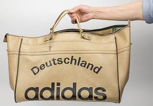 Adidas-Tasche DFB1970/1971  | "Deutschland Adidas" original Sporttasche der deutschen Nationalmannschaft. Diese Taschen wurden auch vom DFB bei der Fußball-Weltmeisterschaft 1970 in Mexico eingesetzt. Kunstleder, ca. 52x40x24 cm. Status:AAC. - Bild 2