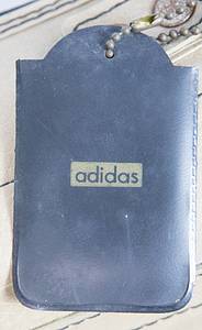 Adidas-Tasche DFB1970/1971  | "Deutschland Adidas" original Sporttasche der deutschen Nationalmannschaft. Diese Taschen wurden auch vom DFB bei der Fußball-Weltmeisterschaft 1970 in Mexico eingesetzt. Kunstleder, ca. 52x40x24 cm. Status:AAC. - Bild 4
