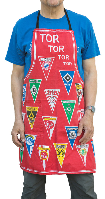 Bundesliga - Schürtze 1972/73  | Grillschürtze "Tor Tor Tor Tor" bedruckt mit den Vereinsfahnen der Bundesligamannschaften 1972 / 1973. Leinen, 79x88 cm.