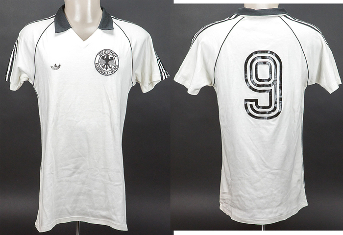 Original match worn / issued Spielertrikot von Deutschland mit der Rückennummer 9. Getragen (vorbereitet) von Horst Hrubesch am 1.1.1981 oder 7.1.1981 bei der Mini-WM Copa de Oro gegen Argentinien oder Brasilien. Hrubesch ist Fußball-Europameister 1980. Status:AAC.