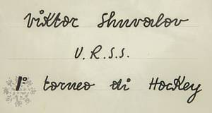 Erste Teilnahme der UdSSR an Olympischen Winterspielen und erste Goldmedaille für die Eishockeymannschaft der UdSSR bei Olympischen Spielen. Goldmedaille von den Olympischen Winterspielen 1956 in Cortina d´Ampezzo für die UdSSR im Eishockey für den Spieler Viktor Schuvalov (1923-2021). Silber (gepunzt 800er), vergoldet, 6 cm. Im original grünem Lederetui mit aufgesetzten farbig emaillierten Olympischen Ringen. Dabei: Siegerdiplom "VII Giochi Olimpica Invernali Cortina 1956. DIPLOMA Viktor Schuvalov URSS. 1st torneo di Hockey". Mit original Signatur des IOC  Präsidenten Every Brandage. 48 x 38 cm. - Bild 6