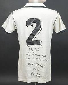 World Cup 1978 match issue football shirt Germany - Original match-issued Germany player jersey with the number 2. Designed for Berti Vogts for a match at the 1978 FIFA World Cup in Argentina. Germany played all matches in long sleeves. With the original dedication from 1974 World Cup and 1972 European Championship winner Berti Vogts: "Dear Horst, I think we both had a wonderful World Cup 1978. Sincerely, 19.6.78, Berti Vogts." Status: ABA. --Short-sleeved jersey; size L=5/6; sewn-on DFB logo; printed erima logo; back number: plastic, thickly rubberized; erima. Berti Vogts gave this short-sleeved jersey to a DFB team coach after the Holland match during the FIFA World Cup. Condition: A - Bild 3