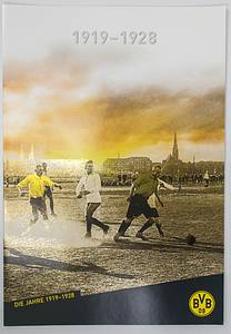 "BVB Borussia Dortmund. Unser ganzer Stolz. Die BVB-Historie als Faksimile". 12 Mappen mit großfornatigen historischen Fotos von Borussa Dortmund 1909 bis 2013. In einer Kunstlederkassette mit aufgesetztem Logo des BVB.  62x43,5x8 cm. Gewicht: 10,4 kg. Nummeriertes Exemplar "1505" der limitierten Auflage von 1904 Exemplaren. Mit original Signaturen von Joachim Watzke und reinhard Rauball. - Bild 4