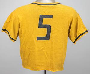 Match worn Footballshirt Borussia Dortmund 1968 - Original match-worn Borussia Dortmund shirt with the number 5, presumably worn by Wolfgang Paul in the 1968-1970 Bundesliga season. Status: ABA shirt shortened! --This jersey has a special history. Around the 1970s/1980s, a member of the Weist family, a Borussia Dortmund fan, wanted to attend a carnival event. For this reason, approximately 20 cm of the jersey was cut off, i.e., shortened, to make it fit better! Still an original BVB player jersey!     --Jersey comes directly from the Werner Weist collection (1949-2019) - Borussia Dortmund 1968 - 1971 (72/34), Werder Bremen 1971-1977 (145/33), Stuttgarter Kickers (1977-1978; 10/1); 3x DFB U-23 1970 + 1971). The buyer receives a certificate of authenticity and confirmation from the Weist family regarding the origin of the items. Condition: C - Bild 3