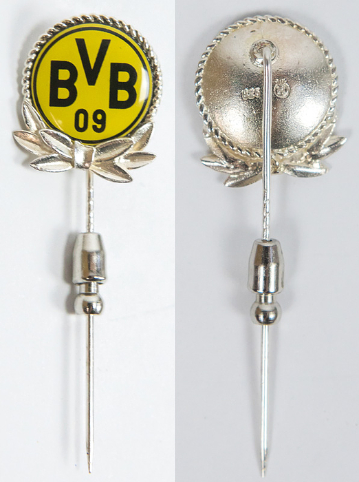 Dortmund - Abzeichen 1970  | Silbernes Ehrenabzeichen von Borussia Dortmund mit eingelassener, farbig emaillierter Plakette "BVB 09" und Ehrenkranz aus Silber (gepunzt, 925er) und der Aufschrift auf der Rückseite mit Juweliersstempel, ca. 1970, 2x1,8 cm.