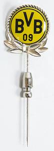 Dortmund - Abzeichen 1970  | Silbernes Ehrenabzeichen von Borussia Dortmund mit eingelassener, farbig emaillierter Plakette "BVB 09" und Ehrenkranz aus Silber (gepunzt, 925er) und der Aufschrift auf der Rückseite mit Juweliersstempel, ca. 1970, 2x1,8 cm. - Bild 2