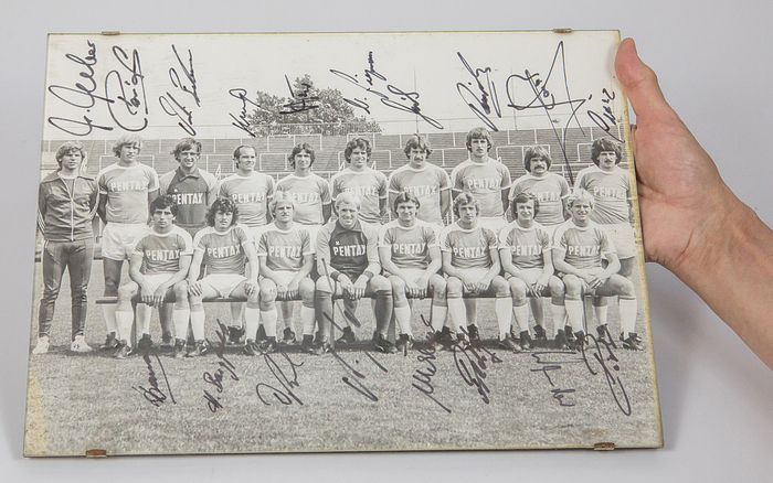 Bremen,Werder 1978/79  | Großes S/W-Pressefoto "Werder Bremen Fußball Bundesligasaison 1978/79". Mit 18 Originalsignaturen. 39x28,5 cm. Komplett signiert. Bekamen die Spieler und auch die ehemaligen Spieler als Geschenk vom Verein.